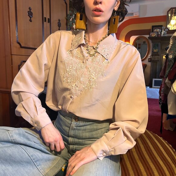vintage Tops - 1990s satin light mauve floral embroidered collar scalloped edge button up blous